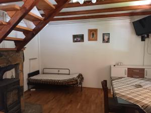 Zimmer mit 2 Betten und einem Kamin in der Unterkunft Vikendica Drina in Ljubovija