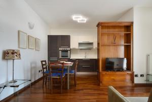 a kitchen and dining room with a table and chairs at Villafranca Relaxing apartment in Villafranca Padovana