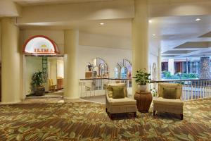 Ein Sitzbereich in der Unterkunft Waikiki Resort Hotel
