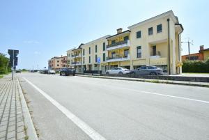 una calle vacía con coches aparcados en un lado de un edificio en Villafranca Relaxing apartment, en Villafranca Padovana