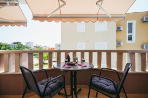 Balkón nebo terasa v ubytování Family friendly apartments with a swimming pool Promajna, Makarska - 6849