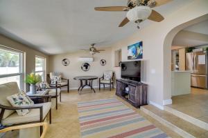Televisyen dan/atau pusat hiburan di Indian Harbour Beach Home with Private Pool!