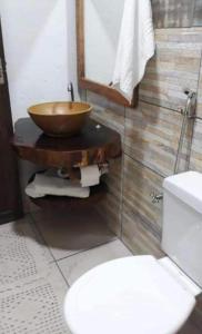 łazienka z umywalką i toaletą w obiekcie Pousada My Family w mieście Paraty