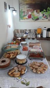 stół z wieloma różnymi rodzajami żywności w obiekcie Pousada My Family w mieście Paraty