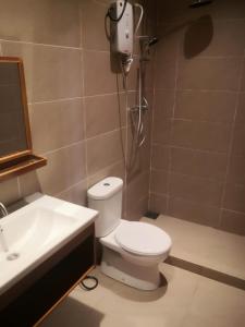 チェラティンにあるDamaiiKuのバスルーム(白いトイレ、シンク付)