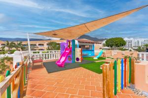 een achtertuin met een speeltuin met een schommel bij Sol Sun Beach in Adeje