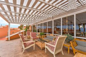 een patio met stoelen en tafels op een balkon bij Sol Sun Beach in Adeje