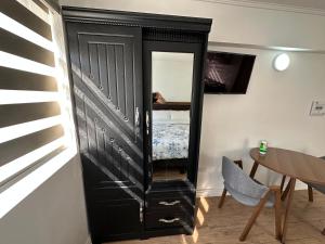 Armario negro con espejo en una habitación en TinyApartments - estudio pleno centro Concepción en Concepción