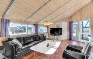 sala de estar con sofá y mesa en Awesome Home In Fan With 3 Bedrooms, Sauna And Wifi, en Fanø