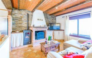 A seating area at 3 Bedroom Amazing Home In El Gastor