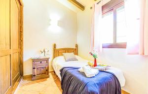 A bed or beds in a room at 3 Bedroom Amazing Home In El Gastor