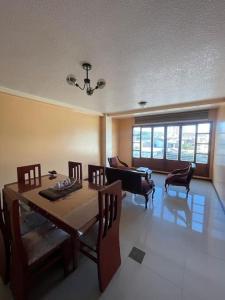 里奧班巴的住宿－CasaHogar Apartamento，客厅配有桌椅和沙发