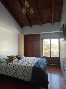 سرير أو أسرّة في غرفة في CasaHogar Apartamento