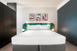 Postel nebo postele na pokoji v ubytování Holiday Inn Werribee by IHG