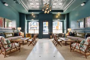 een grote kamer met banken, tafels en stoelen bij Palihotel San Diego in San Diego