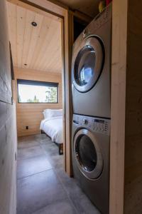 um quarto com máquina de lavar e secar roupa numa casa em Le Nørr - Maelström (CITQ #302901) em Lac-Beauport