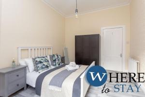 a bedroom with a bed with where to stay at Brunswick road Lovely 2 Bed Apartment in Edinburgh