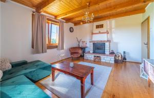 sala de estar con sofá y mesa en Stunning Home In Bosiljevo With 2 Bedrooms, Wifi And Outdoor Swimming Pool, en Bosiljevo