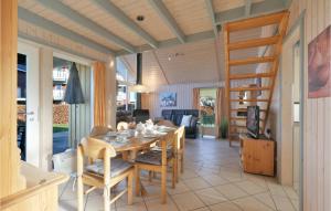 comedor con mesa y sillas en Lovely Home In Rechlin-mritz With Wifi, en Rechlin