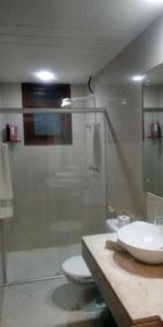 een badkamer met een toilet, een wastafel en een douche bij Paraíso a beira-mar na praia de Búzios/RN in Nísia Floresta