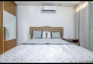 een slaapkamer met een bed met een wit dekbed bij Paraíso a beira-mar na praia de Búzios/RN in Nísia Floresta