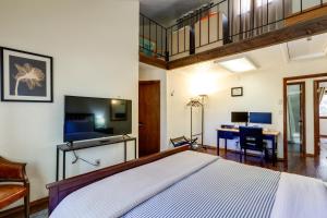 1 dormitorio con 1 cama grande y escritorio en Scenic Flagstaff Home with EV Charger, 10 Mi to Dtwn, en Flagstaff