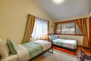 弗拉格斯塔夫的住宿－Scenic Flagstaff Home with EV Charger, 10 Mi to Dtwn，一间卧室设有两张床和窗户。