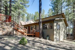 una casa en el bosque con un árbol en Scenic Flagstaff Home with EV Charger, 10 Mi to Dtwn, en Flagstaff