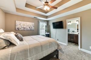 a bedroom with a bed and a ceiling fan at Family-Friendly Home 9 Mi to Clarksville Speedway in Clarksville