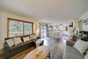 Η κουζίνα ή μικρή κουζίνα στο Cozy Worley Cabin with Lake Access and Gas Grill!