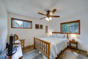 1 dormitorio con 1 cama y ventilador de techo en Cozy Worley Cabin with Lake Access and Gas Grill!, en Worley