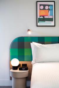 Postel nebo postele na pokoji v ubytování Holiday Inn Werribee by IHG