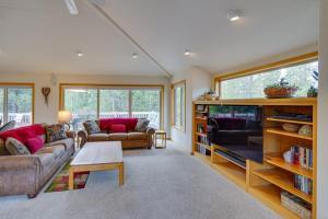 un salon avec deux canapés et une table dans l'établissement Sunriver Getaway with SHARC Waterpark Passes!, à Sunriver