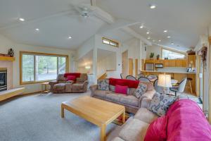 un salon avec deux canapés et une table dans l'établissement Sunriver Getaway with SHARC Waterpark Passes!, à Sunriver