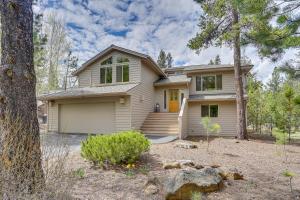 une maison blanche avec un arbre devant dans l'établissement Sunriver Getaway with SHARC Waterpark Passes!, à Sunriver