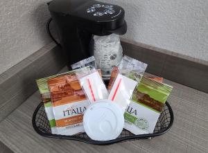 una canasta con medicamentos y un bote de basura en Red Roof Inn & Suites Thomasville, en Thomasville