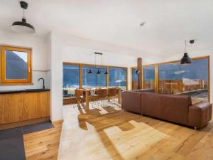 Billede fra billedgalleriet på Exclusive chalet with sauna and glacier view i Neukirchen am Großvenediger