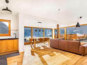 Billede fra billedgalleriet på Exclusive chalet with sauna and glacier view i Neukirchen am Großvenediger