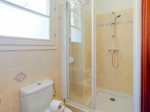 a bathroom with a shower and a toilet at Grimaldi Centrale 5 Pers Wi-Fi AC in Nice