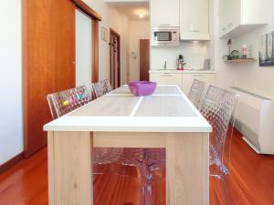 a kitchen with a table with a purple bowl on it at Grimaldi Centrale 5 Pers Wi-Fi AC in Nice