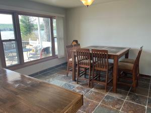 een eetkamer met een houten tafel en stoelen bij Deepwater Lodge Chicaugon Lake! 