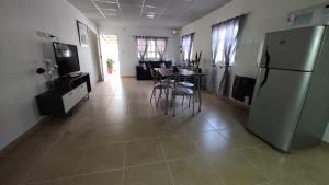 cocina y sala de estar con nevera y mesa en Descubre & Descansa en Tupungato