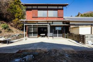 een huis met een grote patio ervoor bij kamadoma in Kure