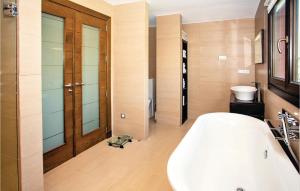 Kúpeľňa v ubytovaní 6 Bedroom Beautiful Home In Elviria