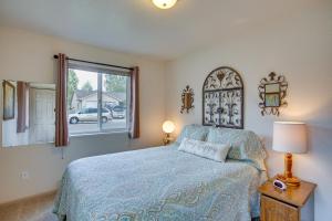 um quarto com uma cama e uma janela em Montrose Townhome 13 Mi to Black Canyon Natl Park em Montrose