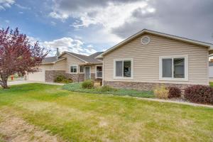 ein Haus mit Rasen davor in der Unterkunft Montrose Townhome 13 Mi to Black Canyon Natl Park in Montrose