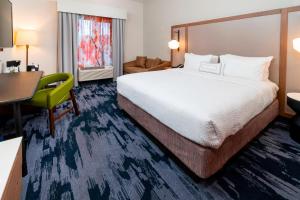 Postel nebo postele na pokoji v ubytování Fairfield Inn & Suites Bend Downtown
