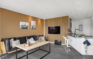 un soggiorno con divano e tavolo di 4 Bedroom Stunning Home In Lkken a Løkken