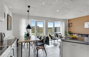 una cucina e una sala da pranzo con tavolo e sedie di 4 Bedroom Stunning Home In Lkken a Løkken