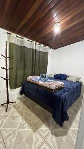 a bedroom with a bed in a room at Lar doce lar da Neuza in Campos do Jordão